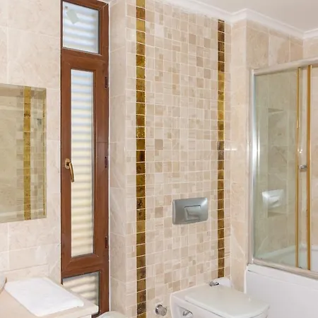 Gold City Apartment *